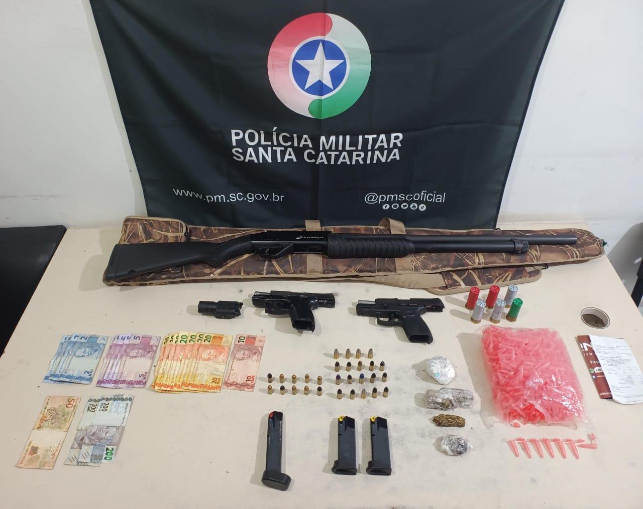Ação de inteligência da PM desarma distribuidor de drogas e apreende arsenal em Araranguá