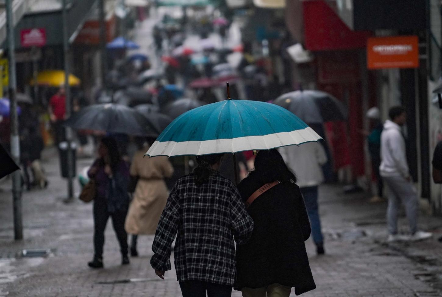 🌧️ Baixa pressão traz chuva intensa e alerta de temporais para Santa Catarina