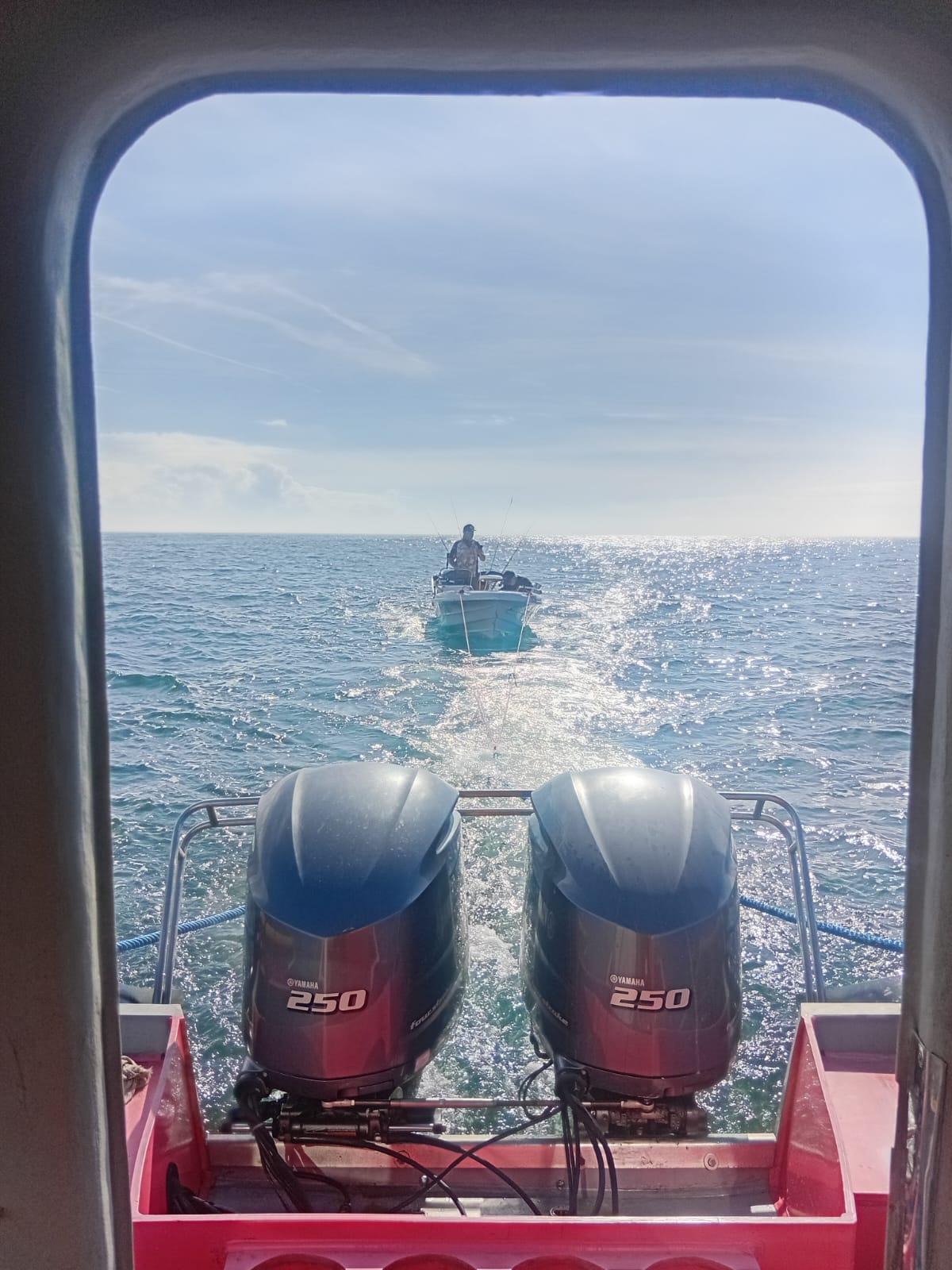🛥️ Bombeiros resgatam embarcação à deriva com dois tripulantes na Ilha dos Lobos, em Laguna