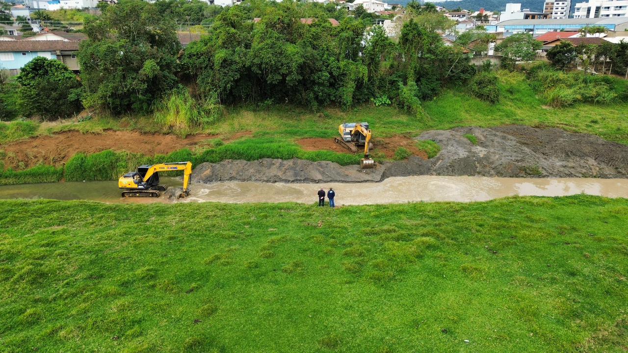 🚜 Braço do Norte intensifica limpeza de córregos e mapeia abrigos contra temporais