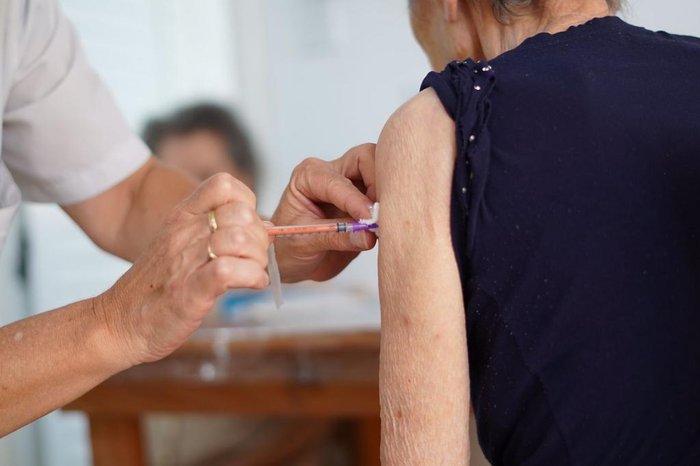💉 Câmara de Capivari de Baixo derruba veto do prefeito e garante vacinação domiciliar para idosos