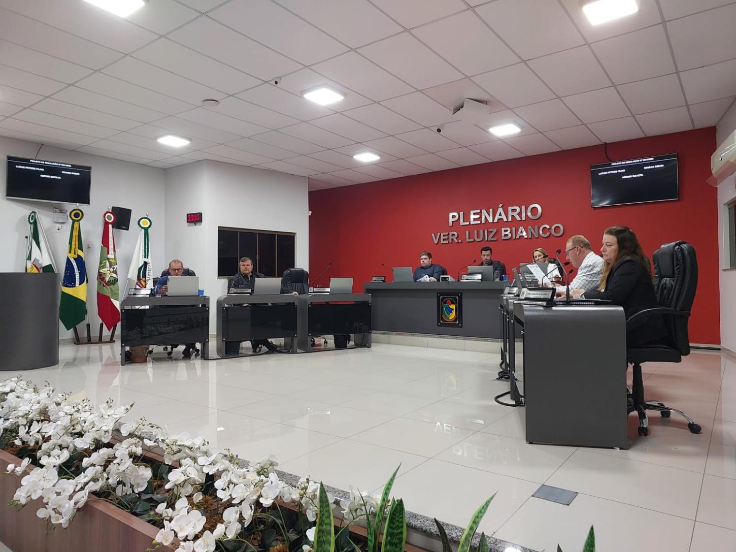📢 Câmara de São Ludgero aprova ponto eletrônico, regulamenta uso de carros particulares e homenageia bombeira por salvar bebê