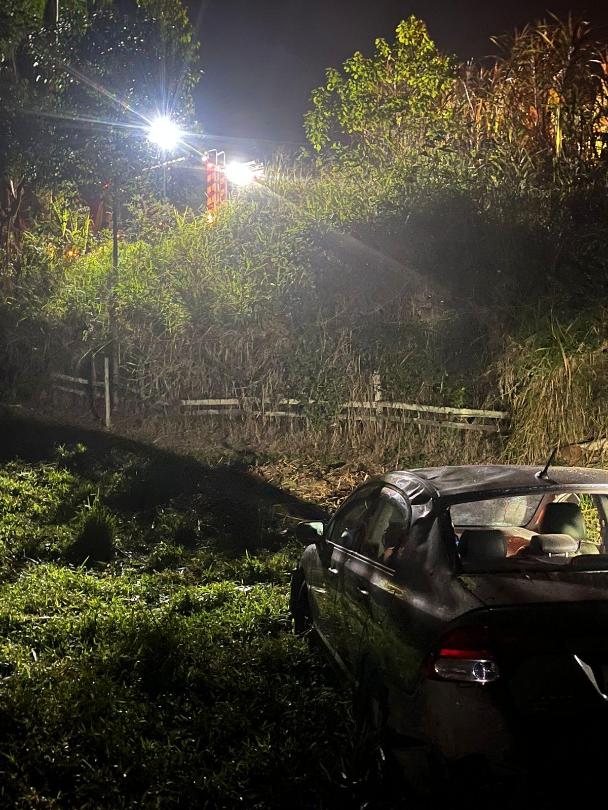 🚗 Carro cai em barranco de 7 metros e idoso de 63 anos é ejetado em grave acidente na SC-435