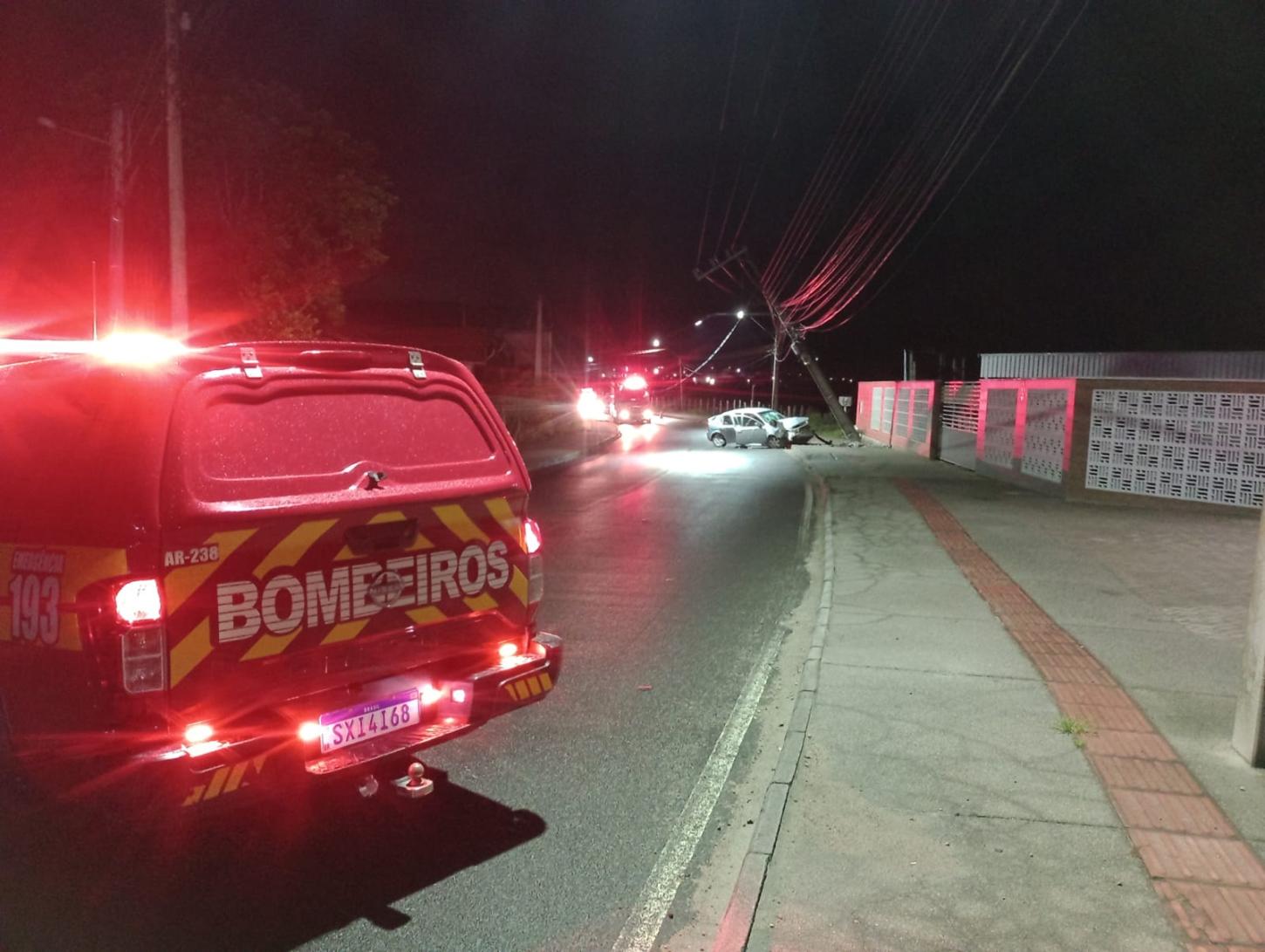 🚗 Carro colide contra poste no bairro Monte Castelo e mobiliza Bombeiros