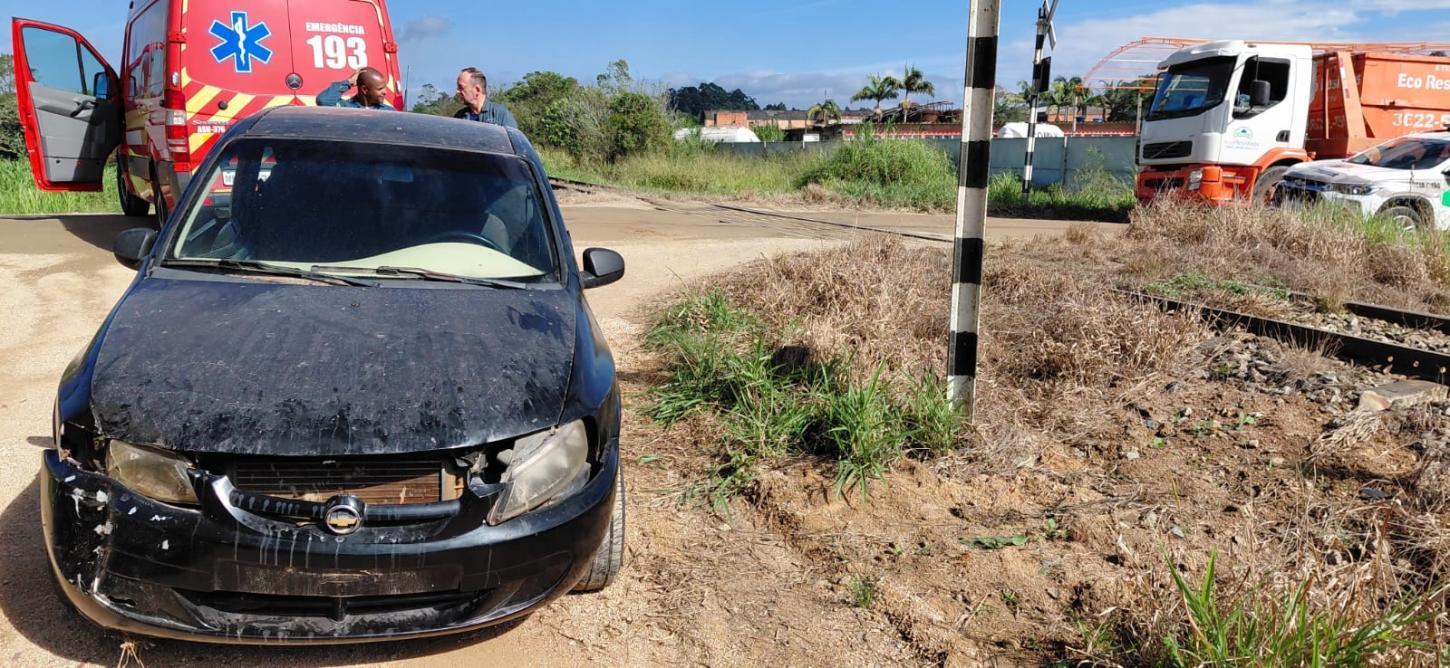 📢 Carro com pane mecânica é atingido por trem 
