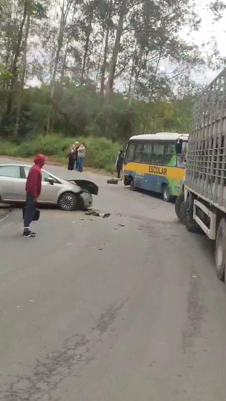 📢 Carro invade a contramão em curva fechada e colide de frente contra ônibus em Braço do Norte