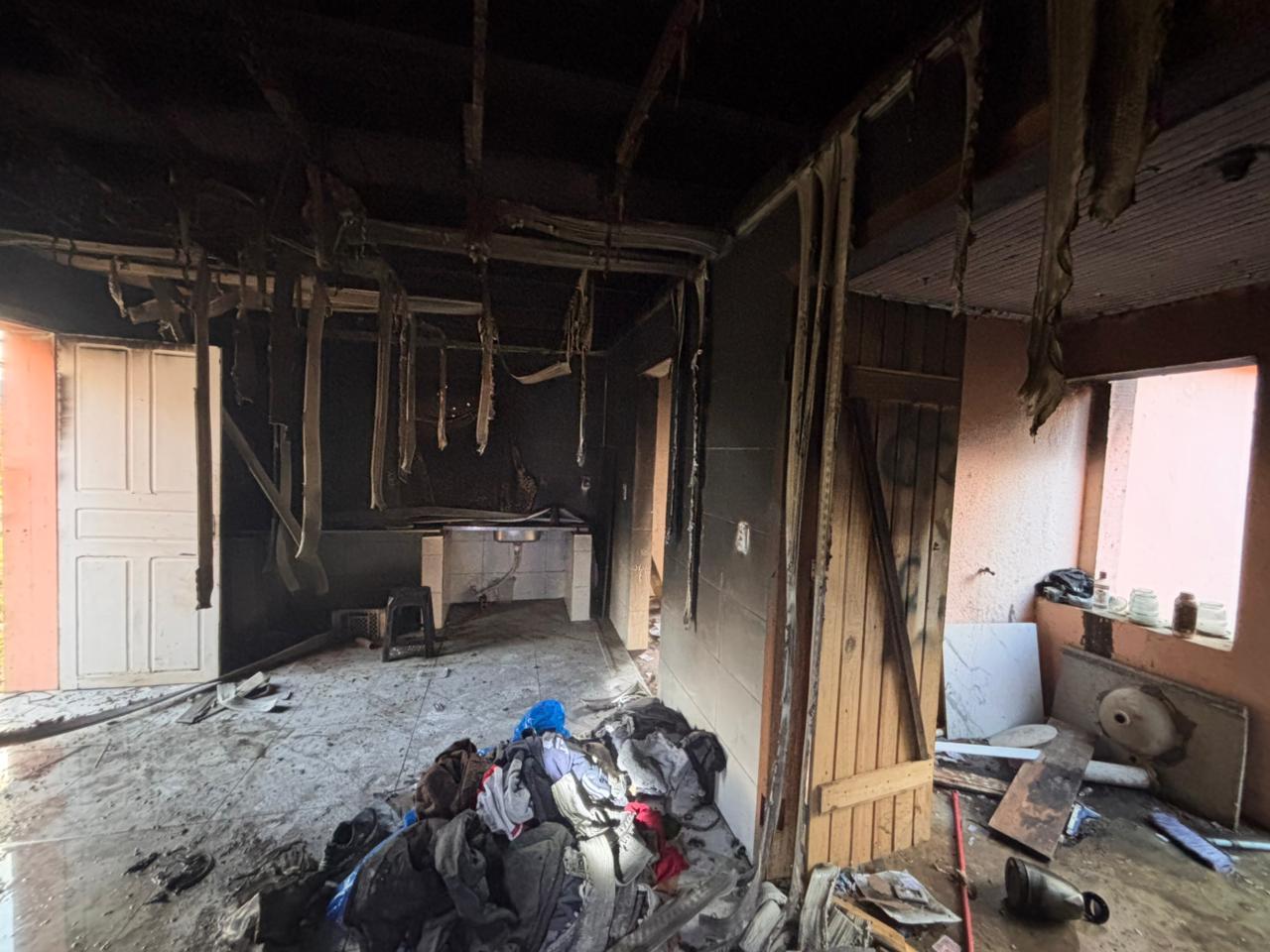 🔥 Colchão cai sobre fogão ligado e provoca incêndio em casa de dois pavimentos em Armazém