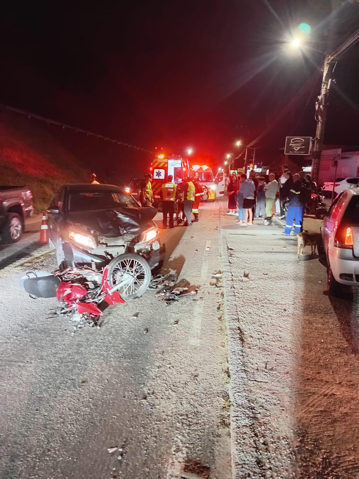 🏍️ Colisão frontal entre carro e moto deixa motociclista ferido na marginal da BR-101 em Imbituba