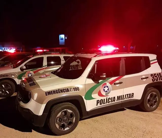 🚗 Criminosos furtam carro e usam o veículo para arrombar loja e levar televisores em Criciúma