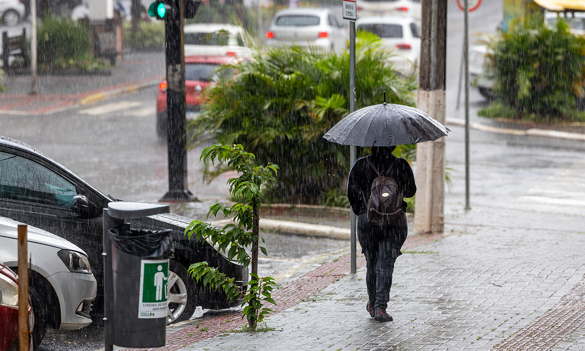 📢 Frente fria avança e traz chuva persistente, ressaca no mar e queda nas temperaturas em SC