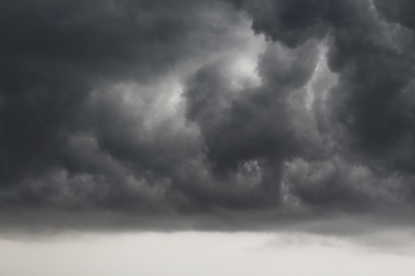 ⛈️ Frente fria traz temporais e queda de temperatura para o feriadão em SC
