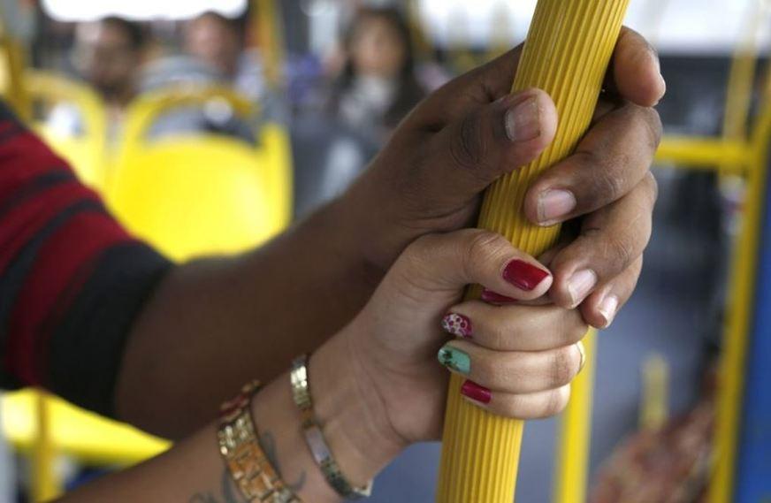 🚔 Homem de 39 anos é preso após agarrar e beijar jovem à força dentro de ônibus em Içara
