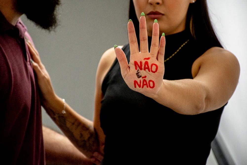 🚔 Homem de 62 anos é preso por importunação sexual em estabelecimento comercial de Araranguá