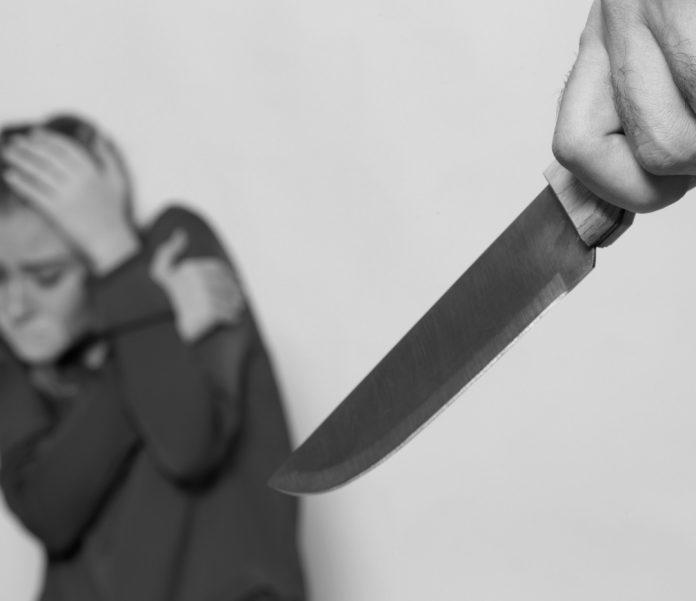 Homem é preso após ameaçar companheira com faca no bairro Pinheirinho