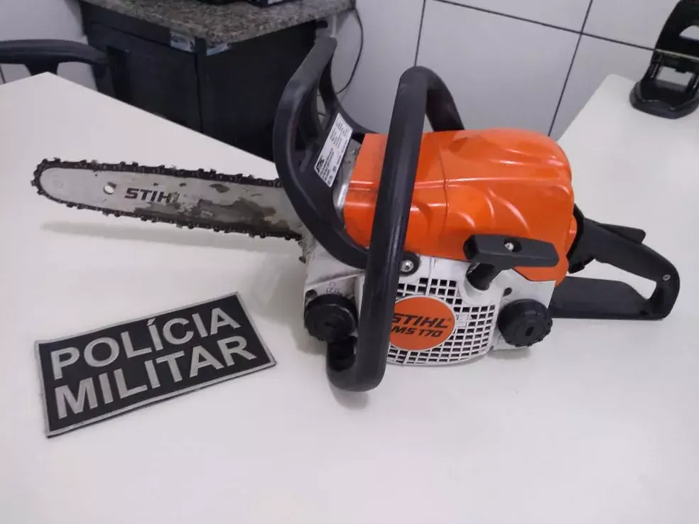 ⚠️ Homem é preso após ameaçar ex-companheira e sogra com motosserra e facão em Araranguá