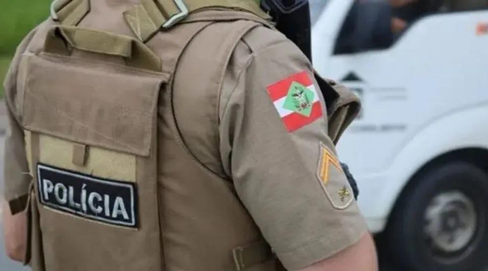 Homem procurado por homicídio é preso com maconha pela PM em Laguna