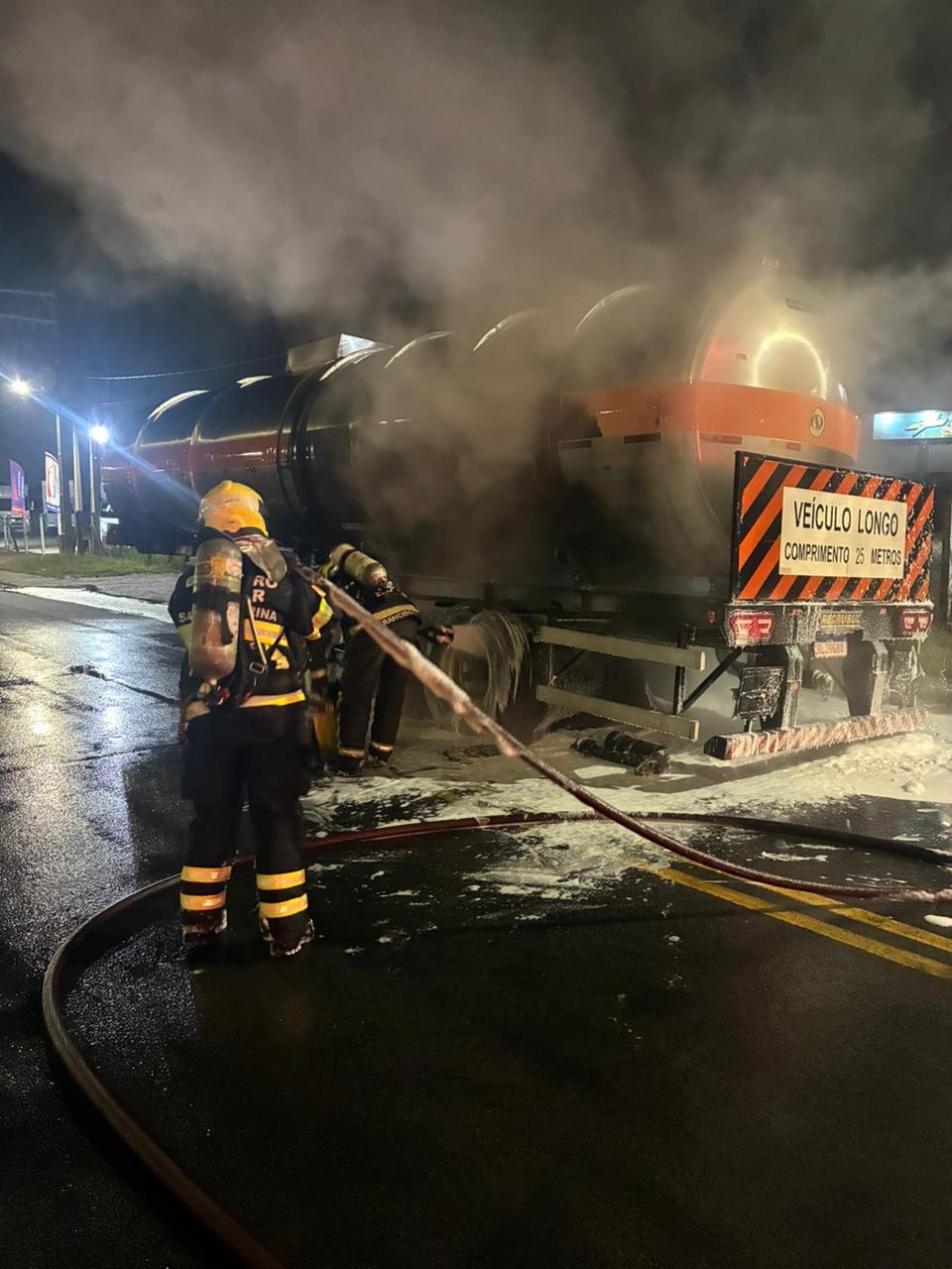 🔥 Incêndio atinge caminhão-tanque da Baly na marginal da BR-101 em Tubarão