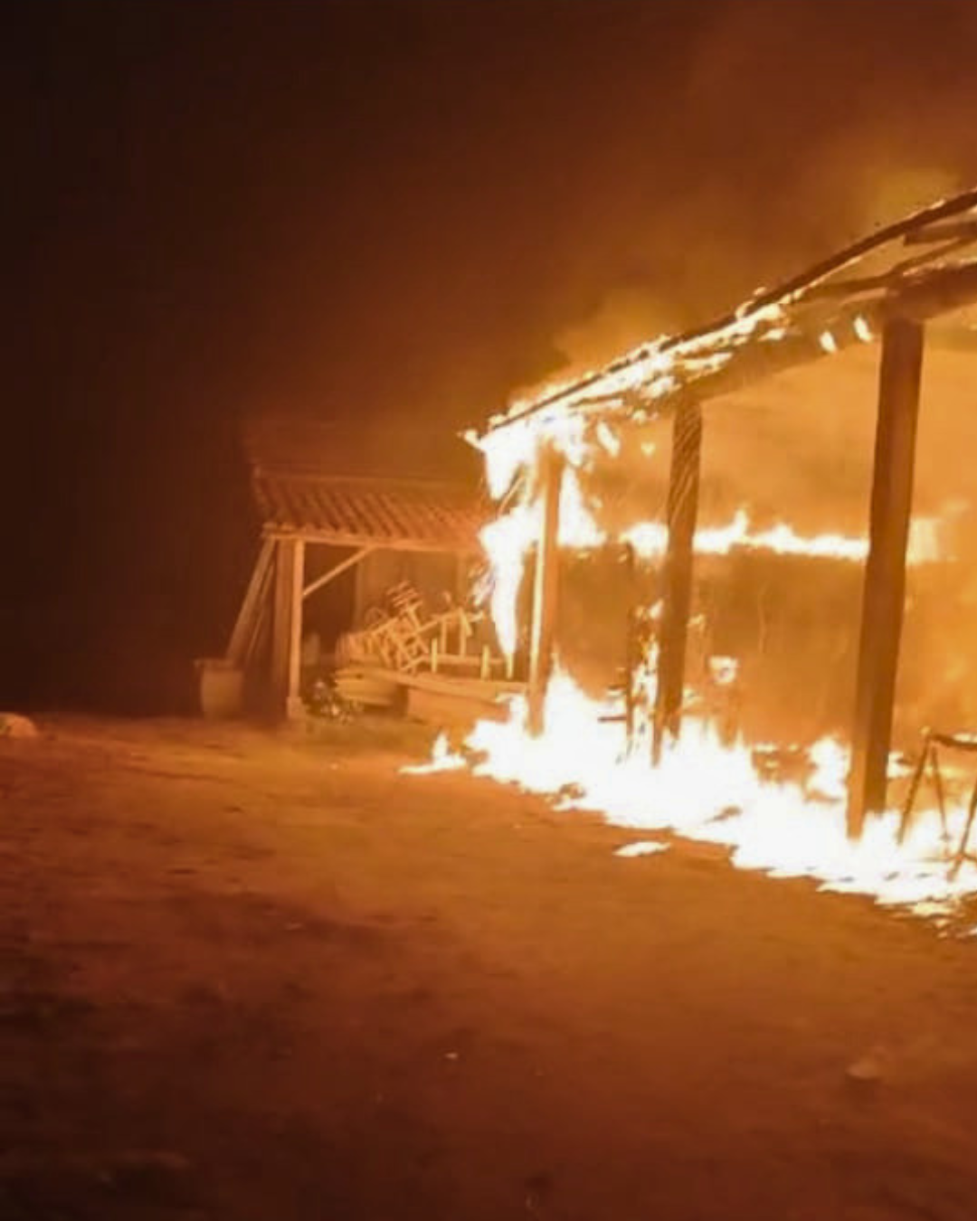 ⚠️ Incêndio de grandes proporções destrói marcenaria e mobiliza bombeiros em Tubarão
