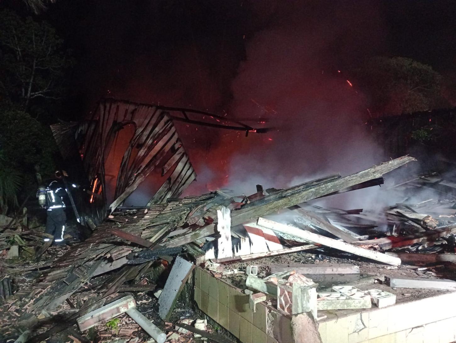 🔥 Incêndio destrói casa de madeira de 80 m² às margens da SC-390 em Tubarão