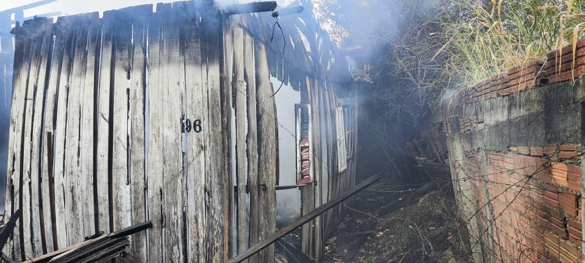 📢 Incêndio destrói casa de madeira no bairro Cabeçuda, em Laguna