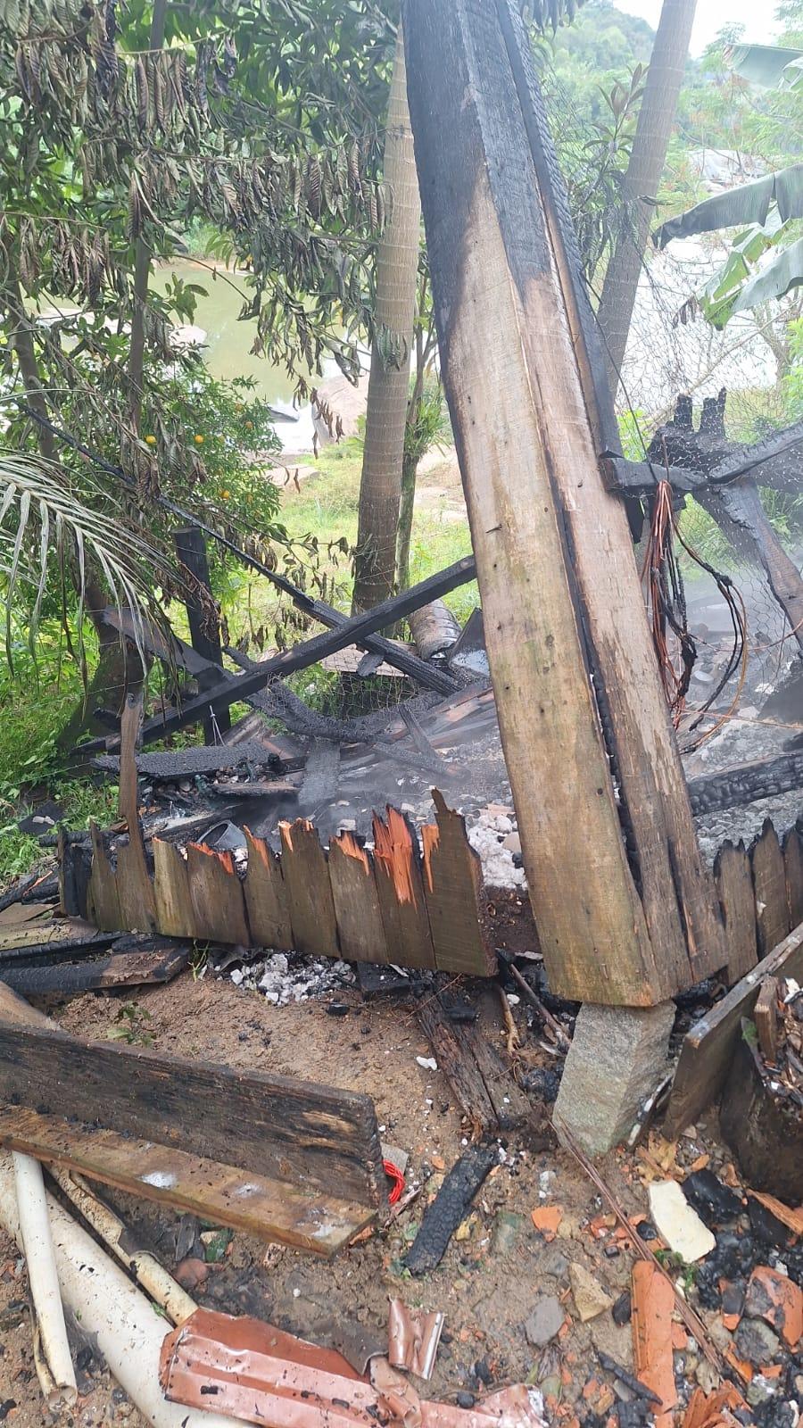 🐔 Incêndio destrói galinheiro e atinge residência às margens da SC-108 em Rio Fortuna