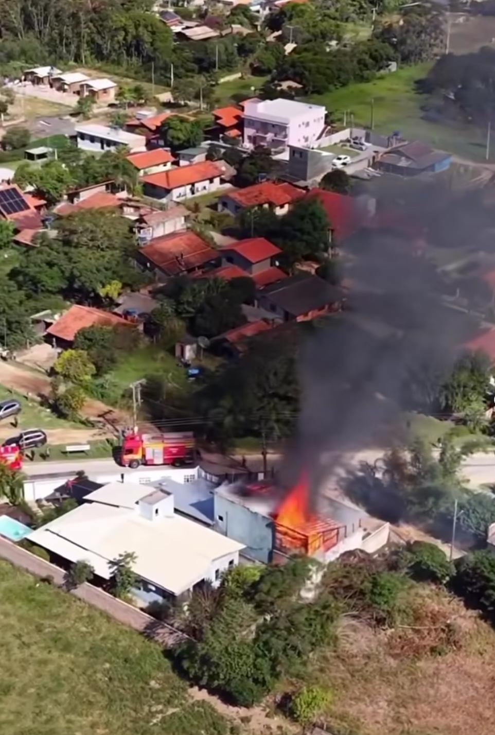 📢 Incêndio destrói quatro apartamentos e mobiliza Bombeiros em Imbituba