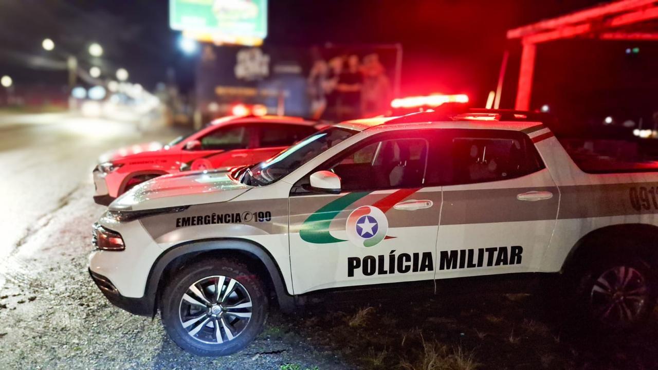 🚗 Motorista bêbado e armado com cocaína tenta atropelar policial durante perseguição em Tubarão