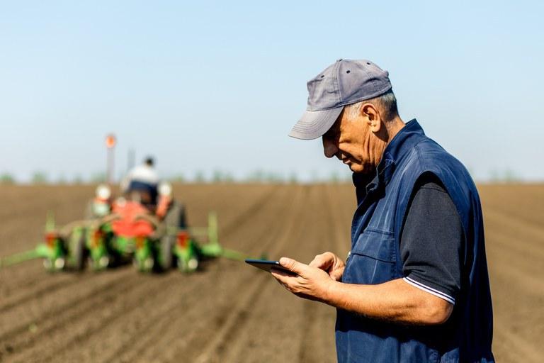 📢 Pacote de projetos na Alesc propõe de internet rural a multa de R$ 2 milhões para plataformas digitais