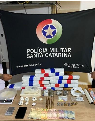 ⚠️ Polícia desarticula ponto de armazenamento de drogas e munições em Passo de Torres