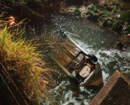 Policial mergulha em rio para salvar motorista após grave acidente no Sul de SC