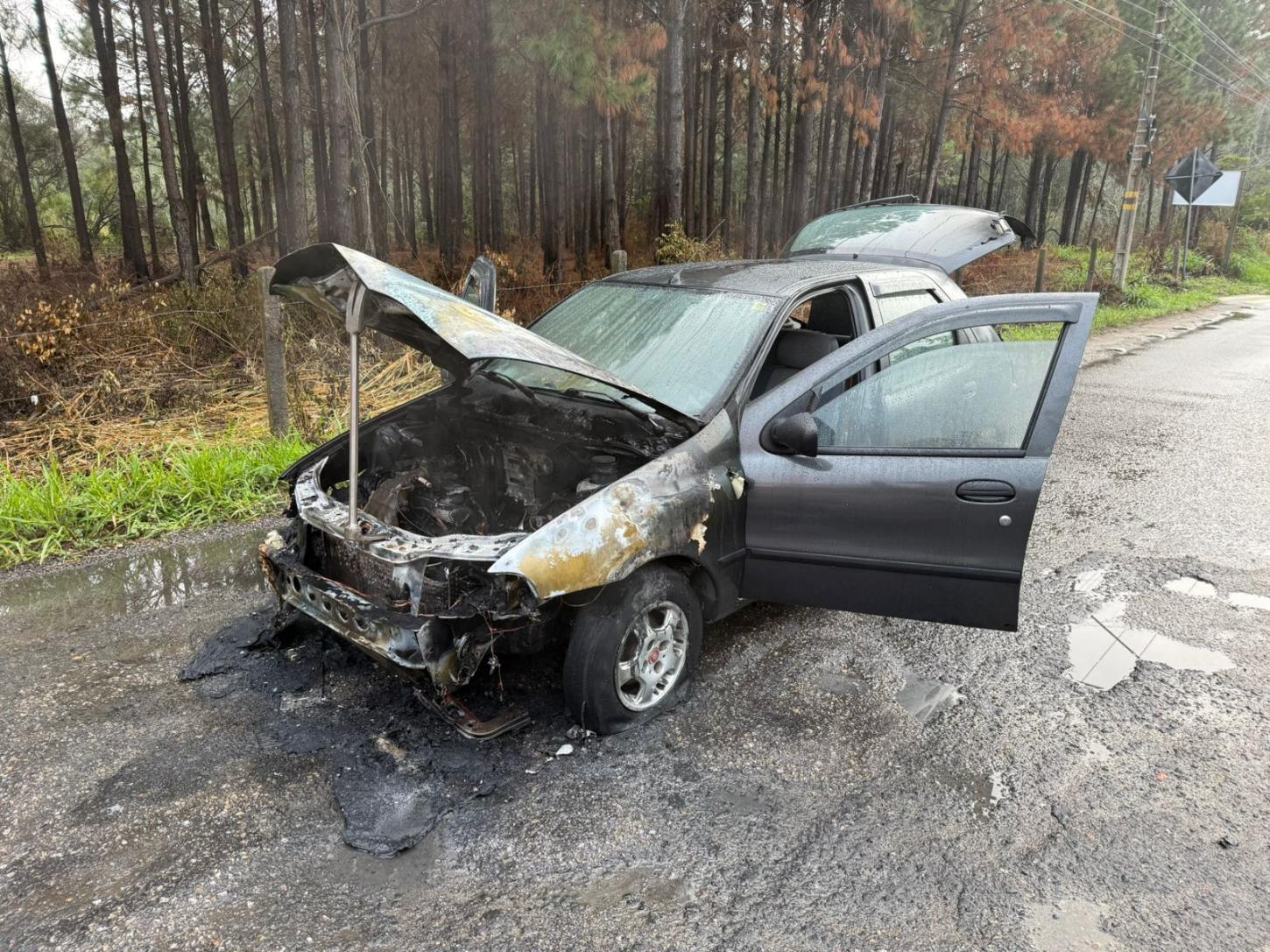 🔥 Princípio de incêndio atinge motor de Fiat Pálio e mobiliza Bombeiros em Laguna