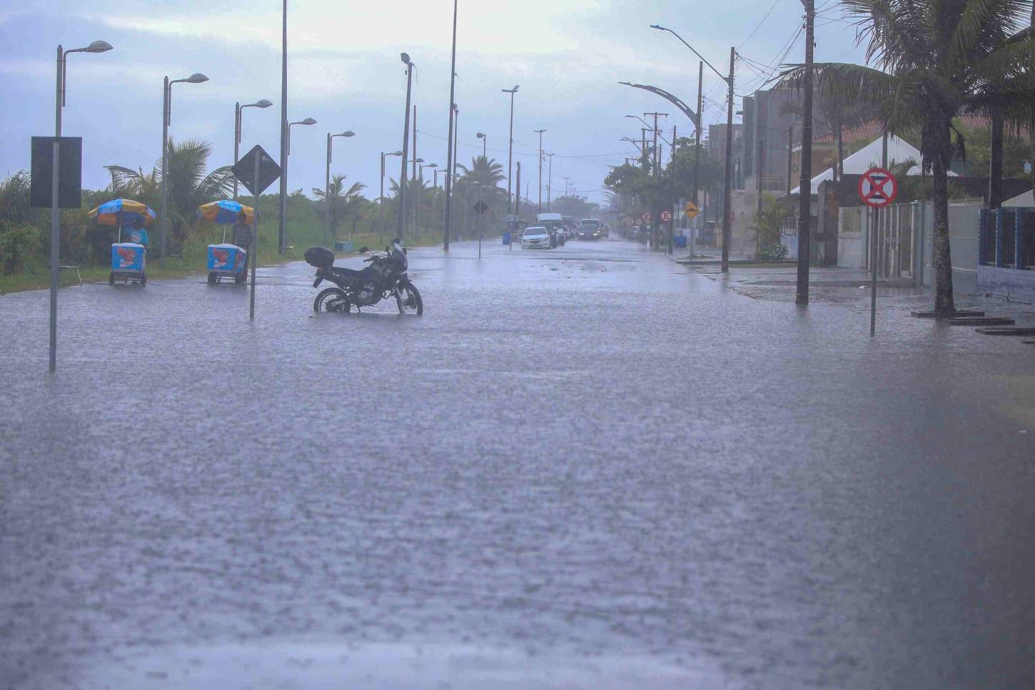 ⛈️ Temporais e ventos fortes colocam o litoral catarinense em alerta de alagamento