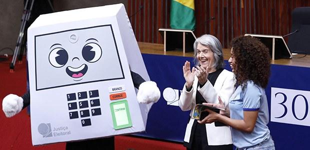 🤖 TSE celebra 30 anos da urna eletrônica e lança mascote 