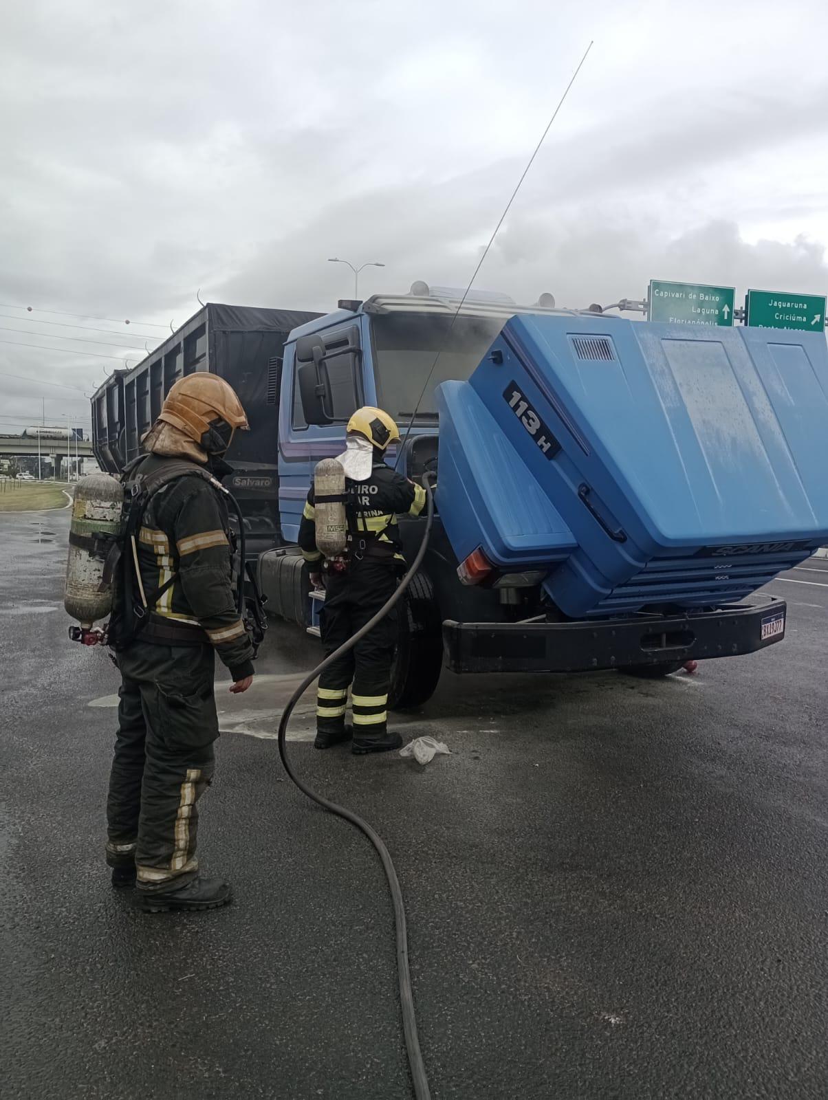 🚚 Ambulância dos bombeiros passa por acaso e ajuda a conter incêndio em caminhão bitrem na Rodovia Ivane Fretta Moreira