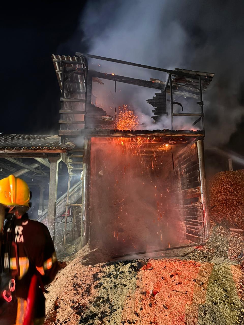 🚒 Bombeiros controlam incêndio de grandes proporções em madeireira no Centro de São Martinho