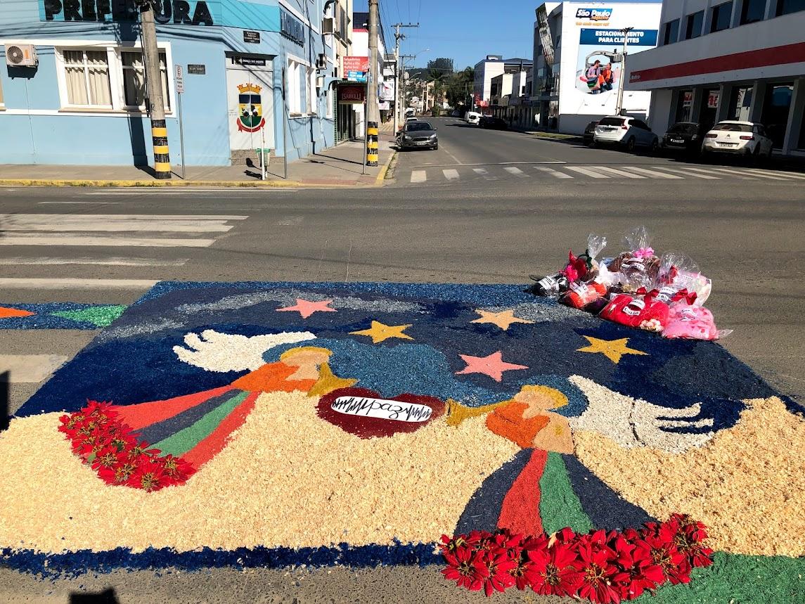 ✝️ Braço do Norte e cidades da região celebram Corpus Christi com tradicionais tapetes e procissões nesta quinta-feira