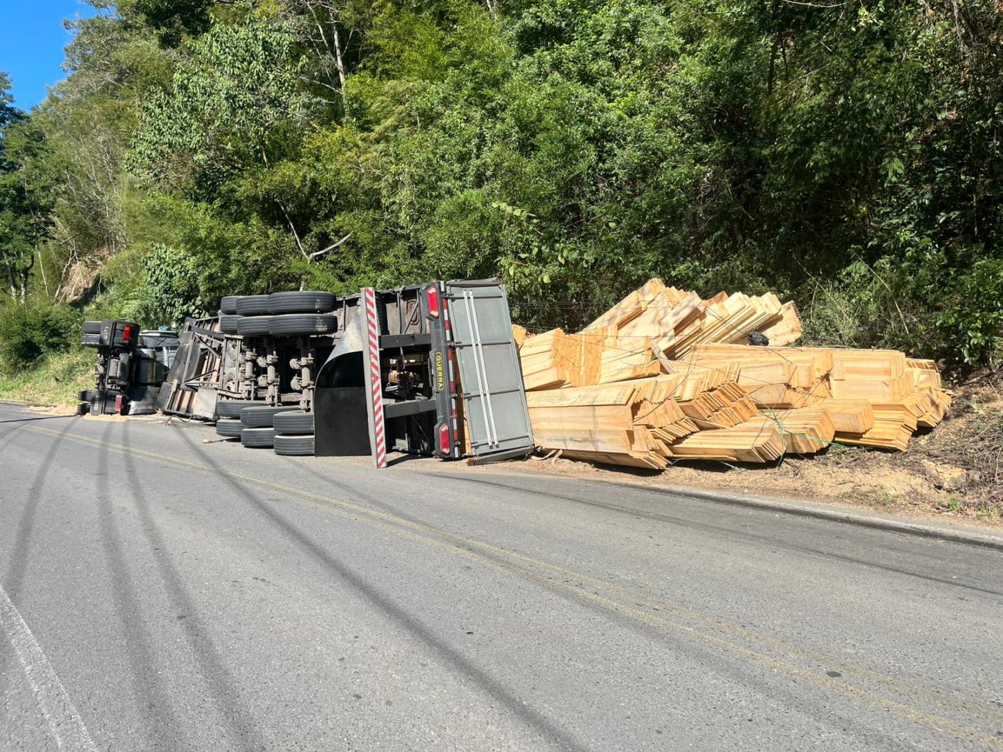 🚚 Caminhão carregado com madeira tomba na rodovia e mobiliza bombeiros em São Martinho