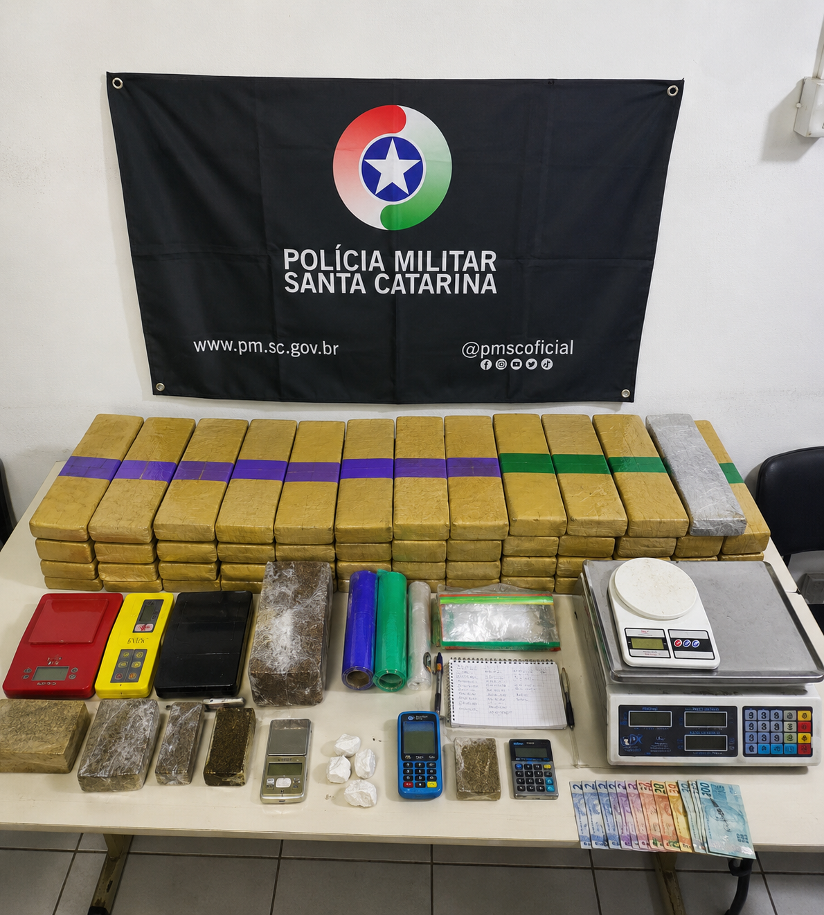 📦 Canil da PM intercepta traficante e apreende mais de 46 kg de drogas em Araranguá