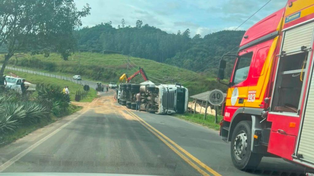 🚚 Carreta carregada de madeira tomba na SC-435, quebra poste e vaza 200 litros de combustível em Armazém