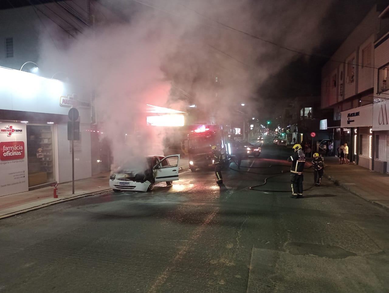 🚗 Carro pega fogo na parte frontal e mobiliza Corpo de Bombeiros
