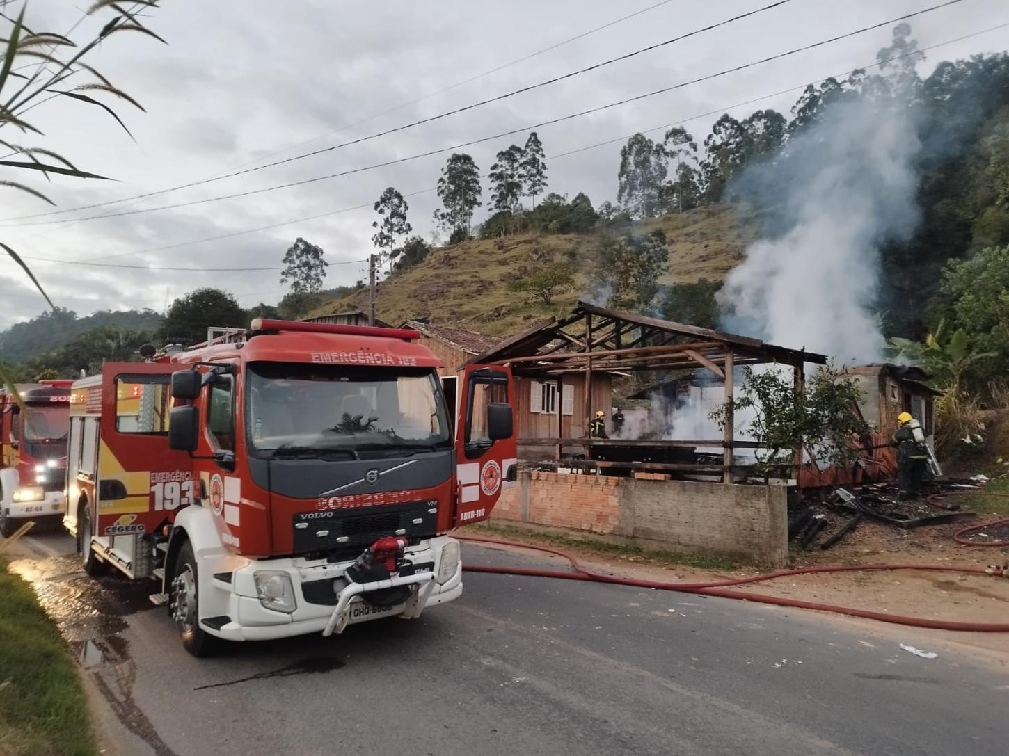 🏠 Casa de construção mista é destruída por incêndio no Sul do Estado