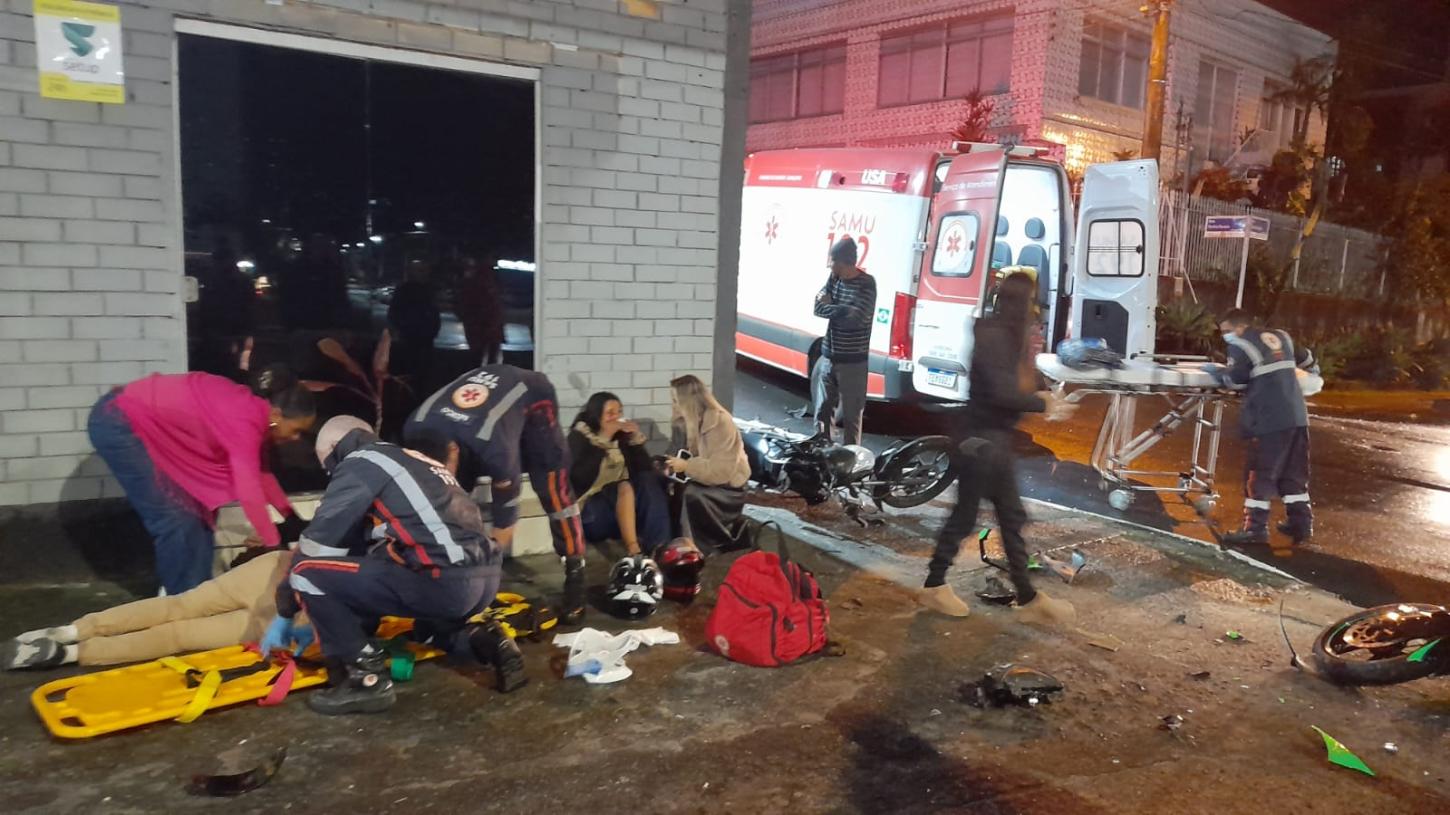 🏍️ Colisão entre duas motos deixa três pessoas feridas na Avenida Centenário, em Criciúma
