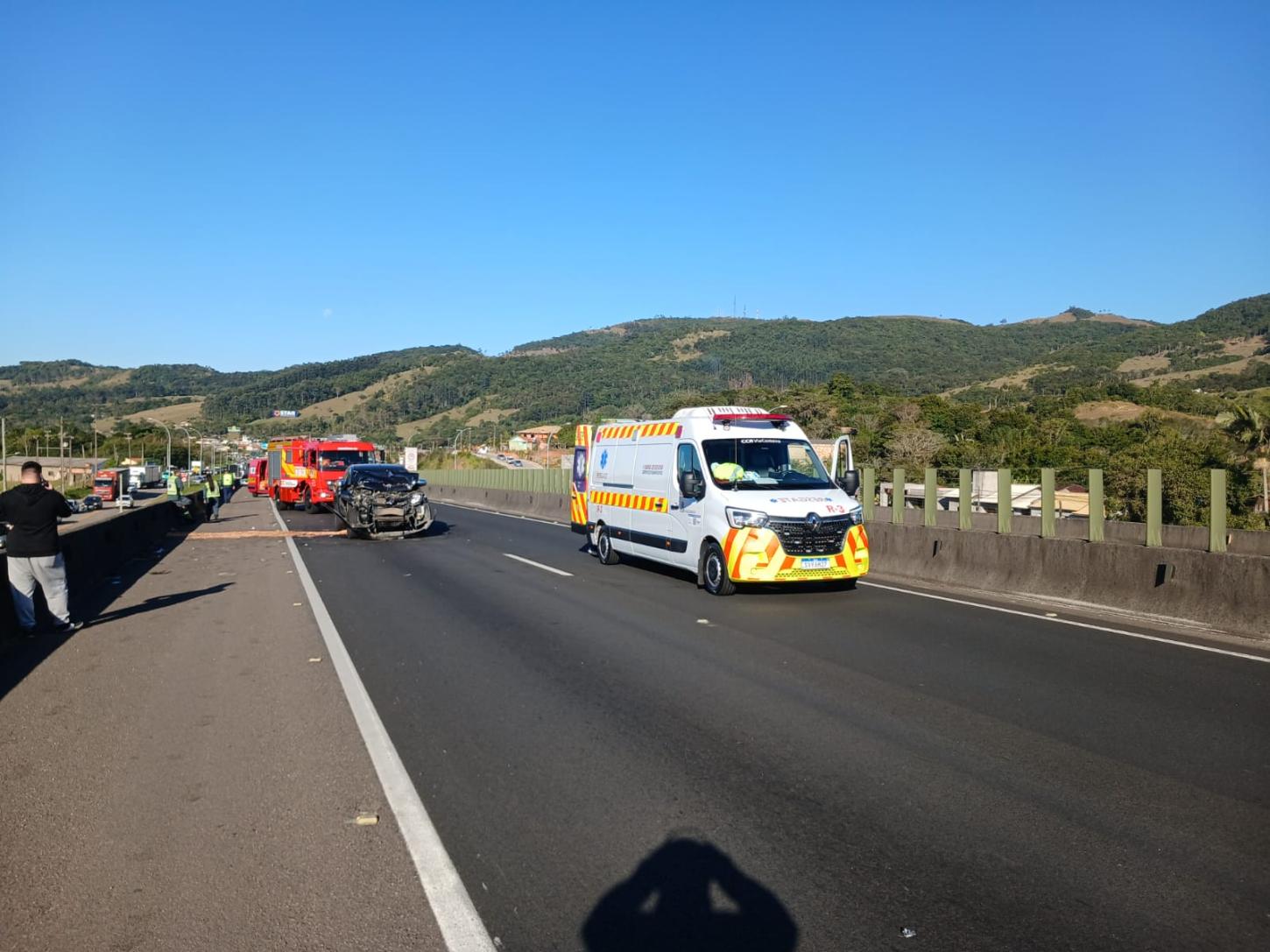 🚨 Colisão entre ônibus e caminhonete mobiliza bombeiros e resgate médico na BR-101