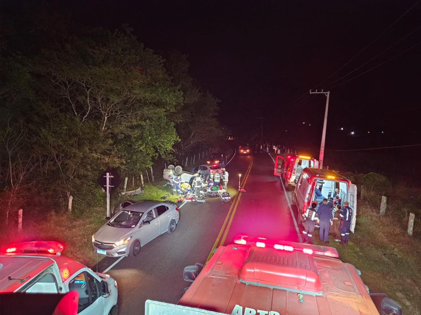 🚨 Colisão seguida de capotamento deixa quatro feridos e mobiliza socorristas na SC-390