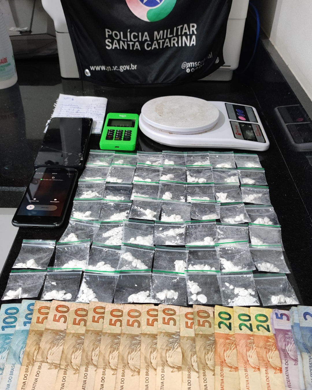 🏍️ Entregador de drogas é preso em flagrante com cocaína e máquina de cartão em Braço do Norte
