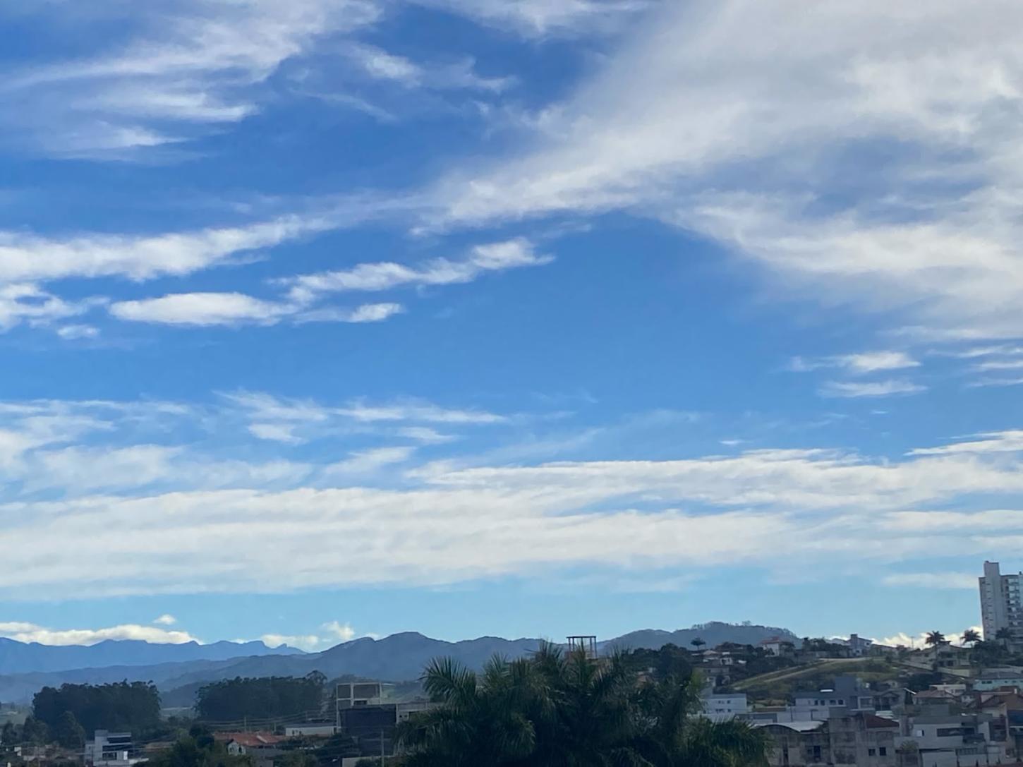 🍂 Fim de semana começa com sol, mas domingo traz queda nas temperaturas e chance de chuva isolada em SC