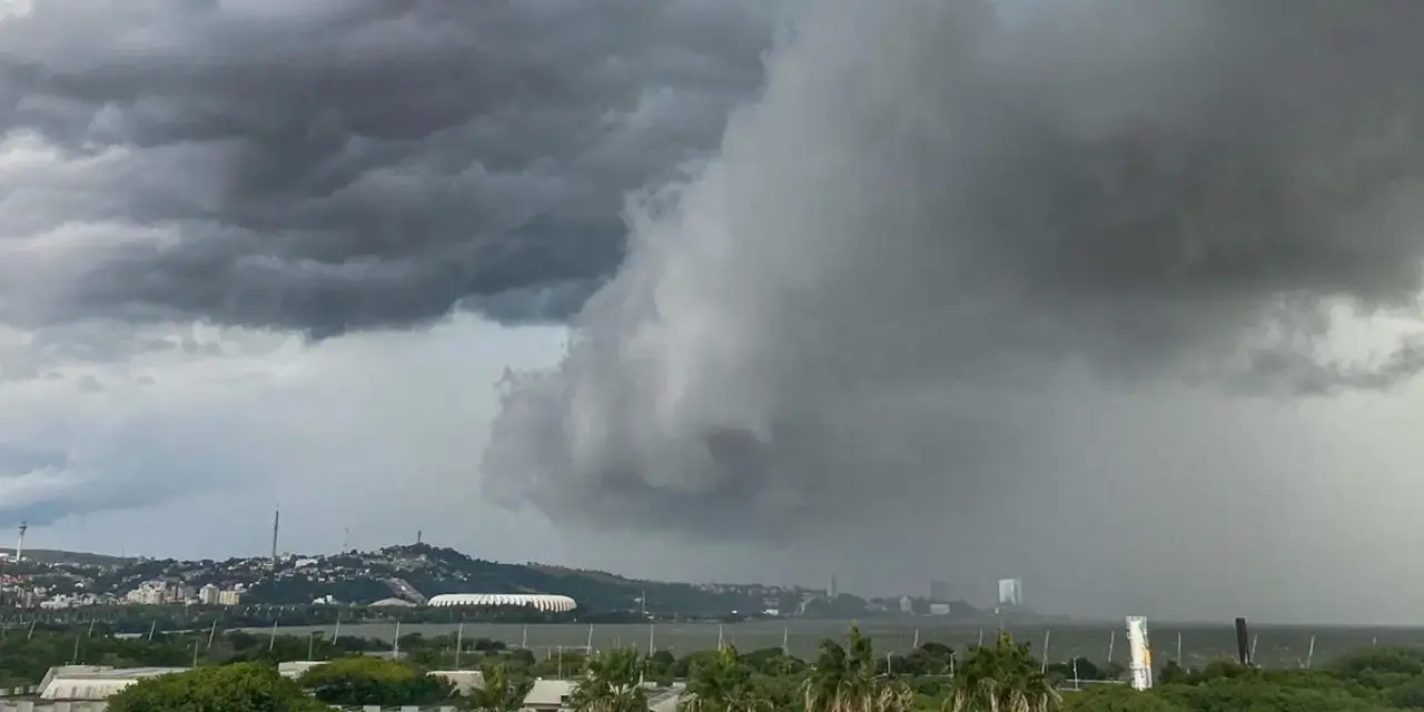 ⛈️ Formação de frente fria e ciclone no mar deixam Santa Catarina em alerta para temporais, vento e granizo