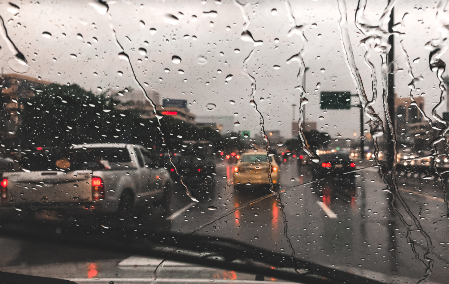 ⛈️ Frente fria avança por Santa Catarina com alerta para temporais severos e queda de granizo