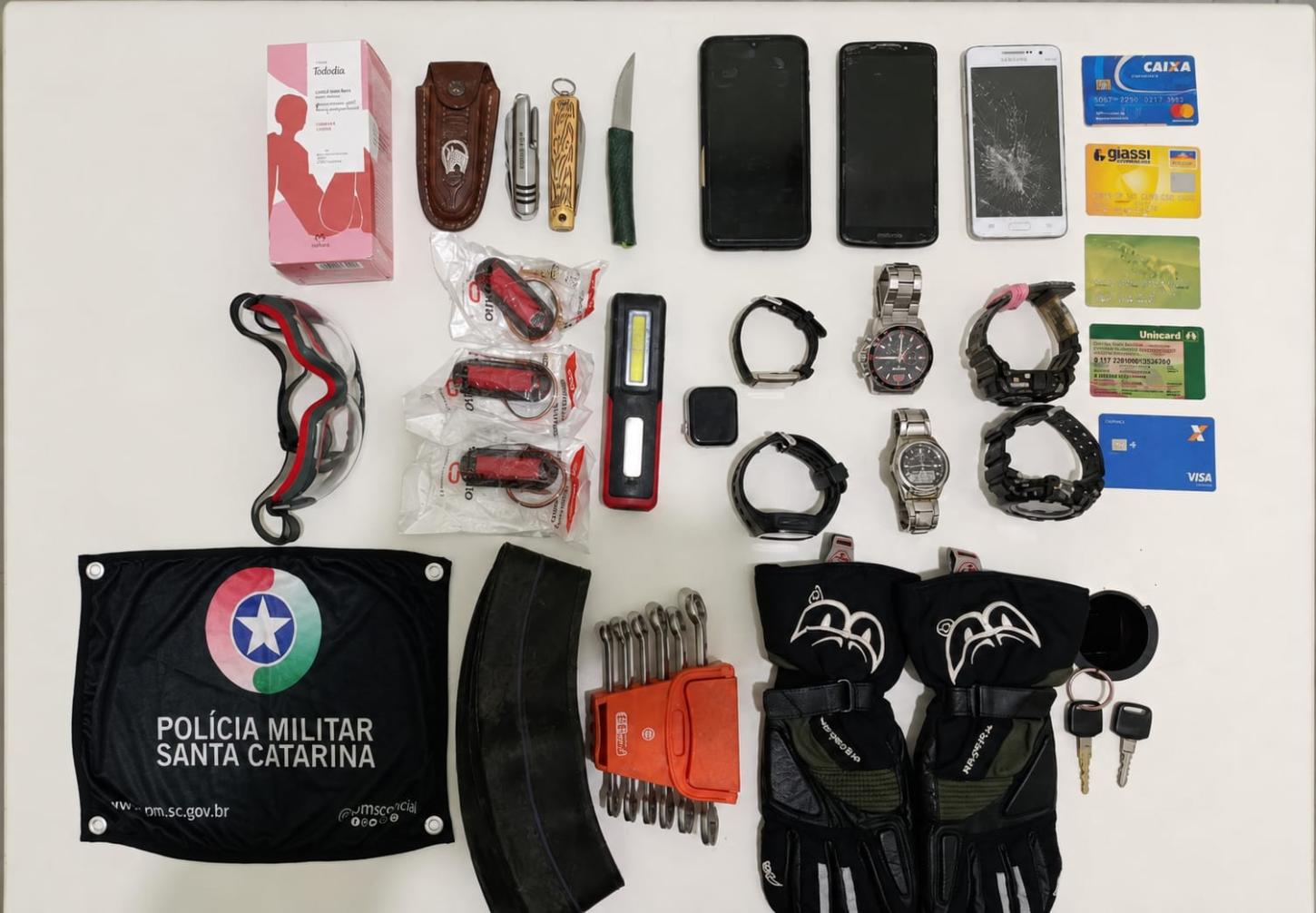 🚔 Homem saído do presídio há dez dias é flagrado com moto furtada e celulares escondidos