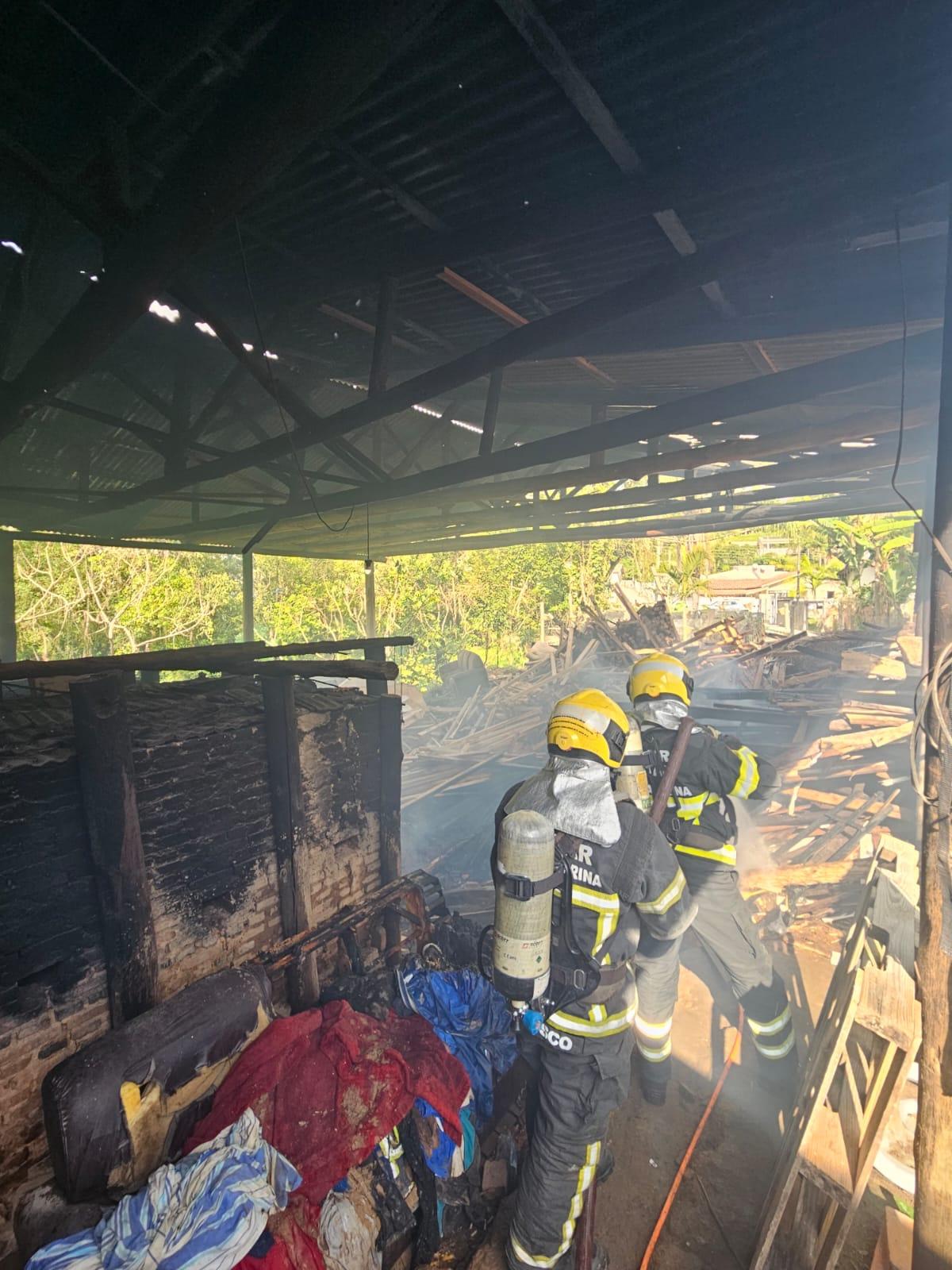 🏭 Incêndio atinge fábrica de vasos de cerâmica e mobiliza Corpo de Bombeiros em Tubarão